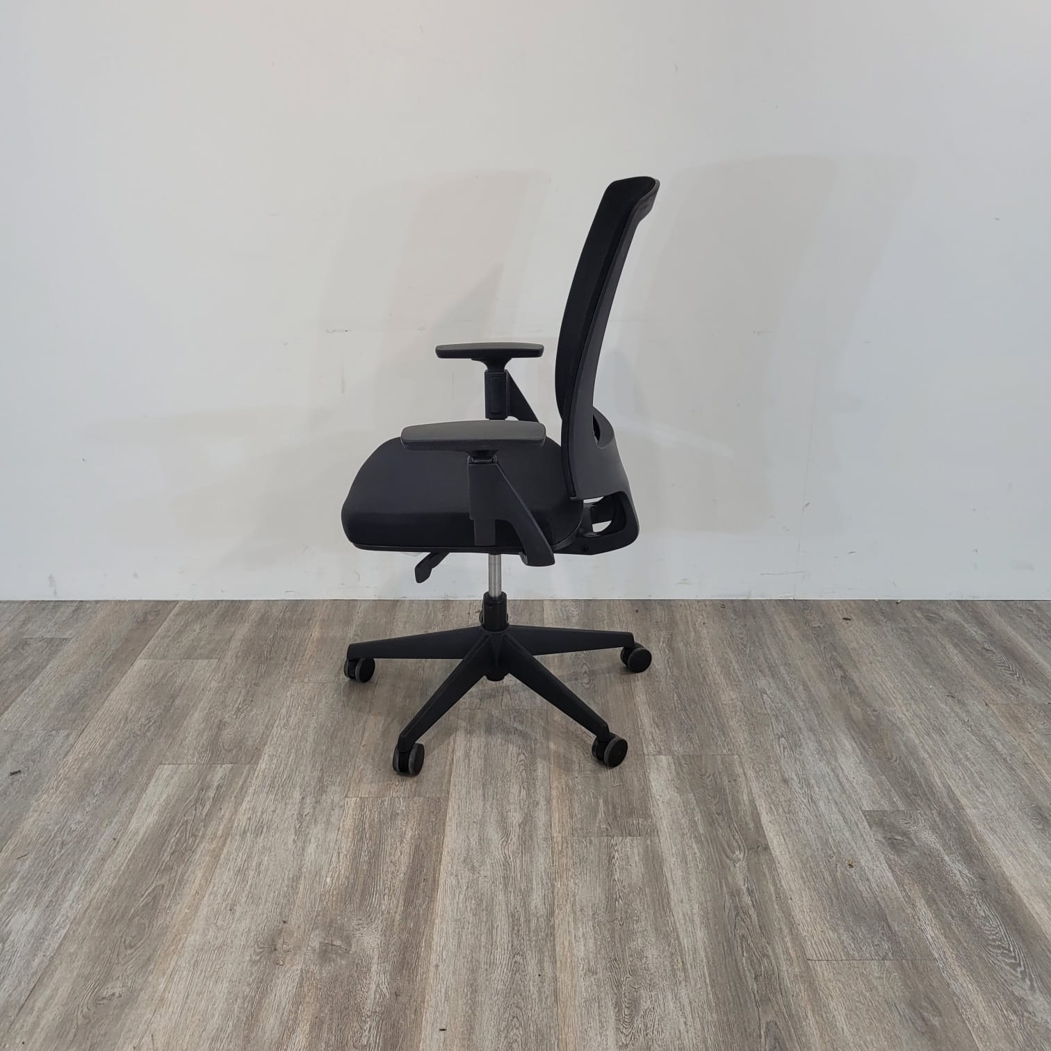 Lota 2024 task chair